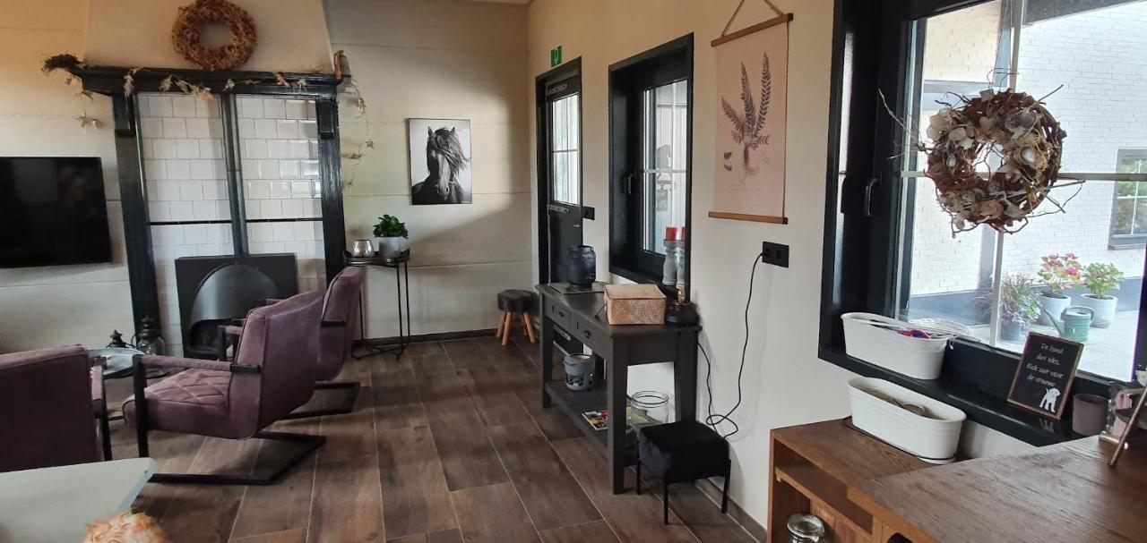 Luxe Gastenkamer Met Living En Keuken Bij Friezen Paarden Stal Pellendijk Westendorp Exterior photo