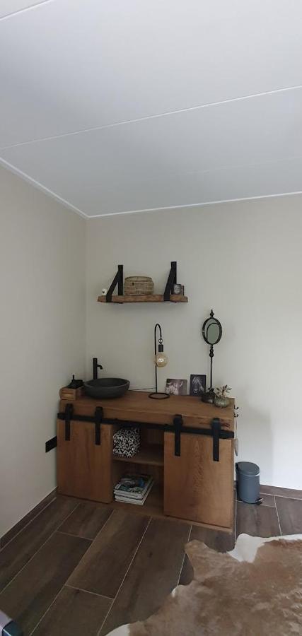 Luxe Gastenkamer Met Living En Keuken Bij Friezen Paarden Stal Pellendijk Westendorp Exterior photo